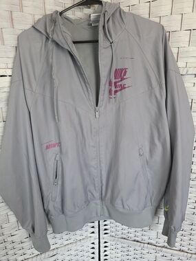 Nike Light Gray Zip-Up Hooded Windbreaker with Pink Logo